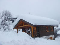 Blockhütte im Winter